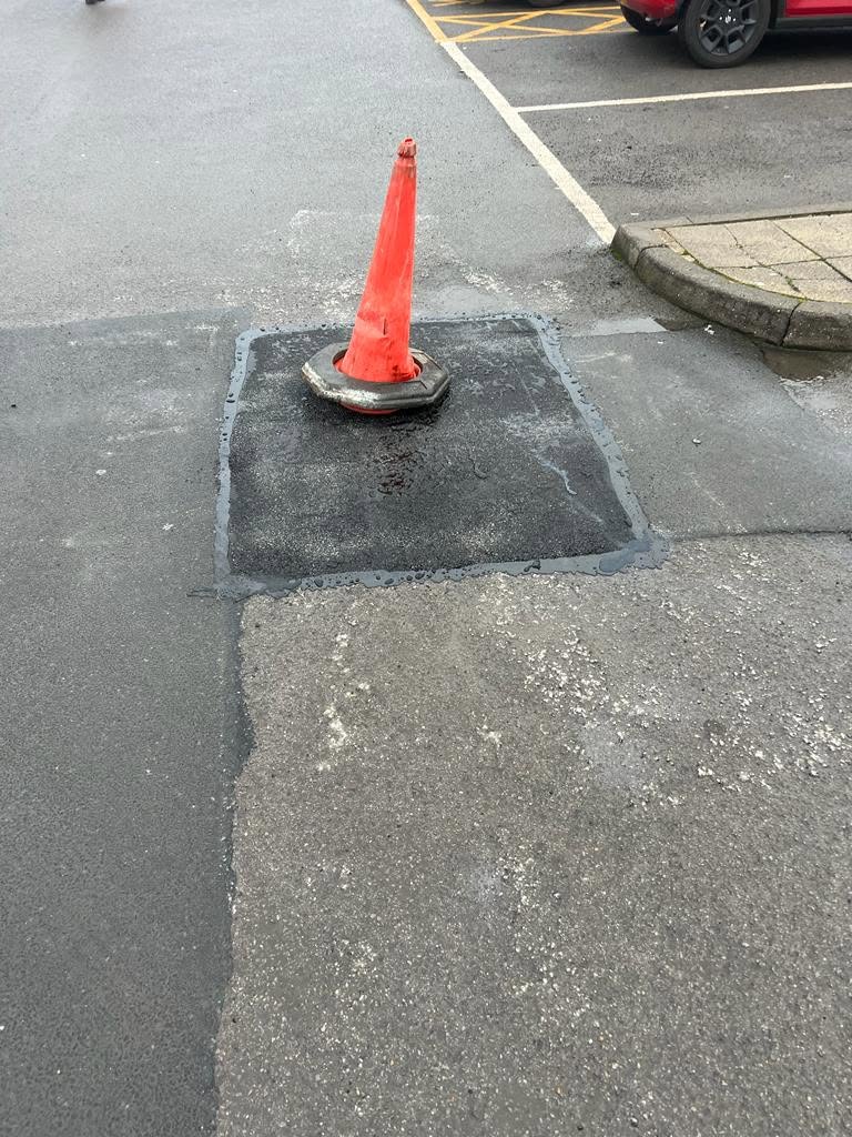 Tarmac patch repair with sealed edges